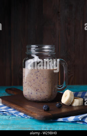 Foto von Kanne mit milchshake mit Banane und Beeren Stockfoto