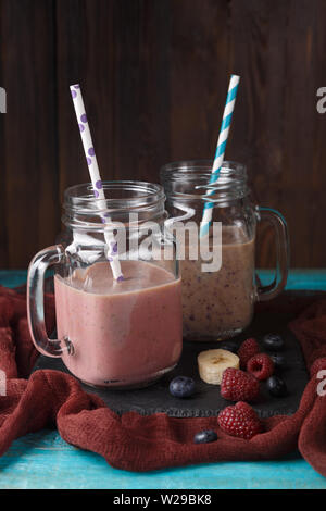Foto von zwei Krüge mit Milchshakes mit Stroh Stockfoto