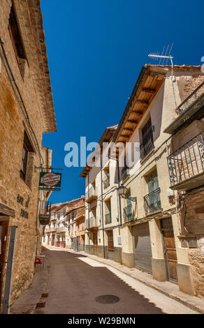 Straße im Dorf Schonberg, Der Stille Weg, Maestrat (Maestrazgo) Region, Provinz Teruel, Aragon, Spanien Stockfoto