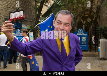 Vom 6. Juli 2019 - Oxford, UK - "Nigel Farage" (The Mad Hatter) in der Straße an der Oxford für Europas Straße ausgeht, Cornmarket Street. Stockfoto