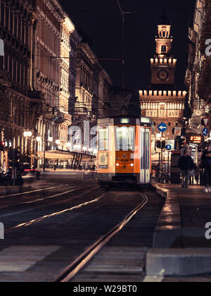 Mailand, Italien, 09/11-18. Tram Nr. 16 in der Nacht aufgehört hat, an einer geschäftigen tram station ließ Leute ein und aus. Stockfoto