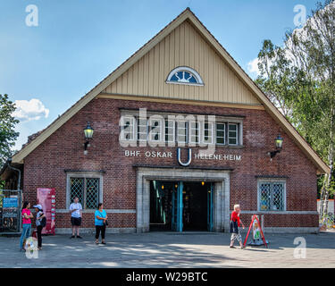 Berlin-Dahlem. Oskar-Helene-Heim U-Bahn U-Bahnhof der Linie U3. Historische Gebäude Exterieur & Fassade. Stockfoto