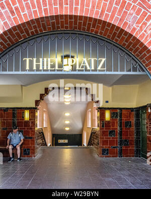 Freie Universität thielplatz U-Bahn U-Bahn Linie U3 Station dient. Dekorative Braun & schwarz gefliesten Foyer. Stockfoto