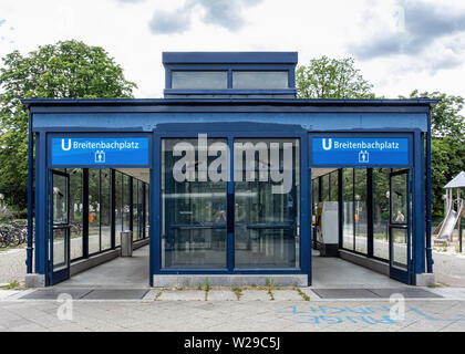 Berliner Stadtteil Dahlem, BREITENBACHPLATZ U-Bahn U-Bahnhof. Moderne Eingang Gehäuse heben & Treppen zu Plattform. Stockfoto