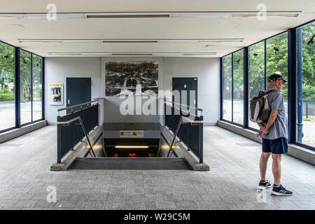 Berliner Stadtteil Dahlem, BREITENBACHPLATZ U-Bahn U-Bahnhof. Ältere Menschen in der modernen Eingang Gehäuse heben & Treppen zu Plattform. Stockfoto