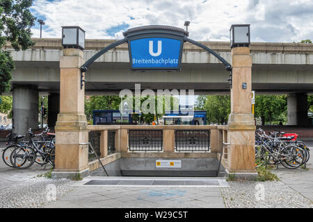 Berliner Stadtteil Dahlem, BREITENBACHPLATZ U-Bahn U-Bahn Eingang mit alten steinernen Säulen, Lampen & blauen Namen der Station. Stockfoto