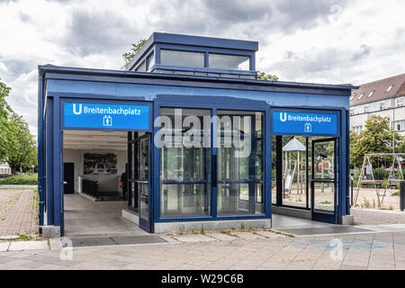 Berliner Stadtteil Dahlem, BREITENBACHPLATZ U-Bahn U-Bahnhof. Moderne Eingang Gehäuse heben & Treppen zu Plattform. Stockfoto