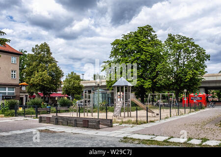 Kinderspielplatz mit Schaukeln und Rutsche auf Breitenbachplatz, Dahlem, Berlin Stockfoto
