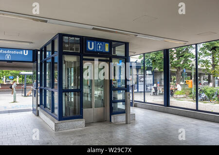 Berliner Stadtteil Dahlem, BREITENBACHPLATZ U-Bahn U-Bahnhof. Moderne Eingang Gehäuse heben & Treppen zu Plattform. Stockfoto