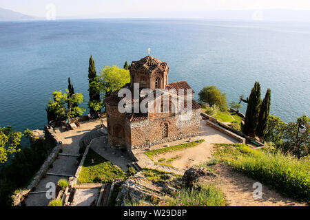 Schönen Blick auf Saint John bei Kaneo, mazedonisch-orthodoxen Kirche, mit Blick auf den See von Ohrid in der Stadt Ohrid, Republik Nördlich Mazedonien Stockfoto