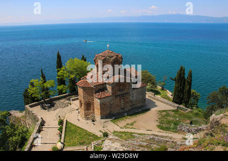 Schönen Blick auf Saint John bei Kaneo, mazedonisch-orthodoxen Kirche, mit Blick auf den See von Ohrid in der Stadt Ohrid, Republik Nördlich Mazedonien Stockfoto