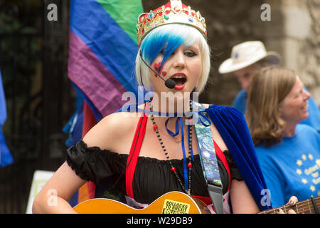 Vom 6. Juli 2019 - Oxford, UK-Madeleina Kay (EU Super Girl) Durchführung in Oxford für Europas Straße ausgeht, Cornmarket Street. Stockfoto