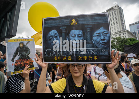 Eine Demonstrantin hält ein Plakat mit der Porträts der chinesischen Führer Xi Jinping, Hong Kong chief executive Carrie Lam und der Leitende Sekretär für Verwaltung von Hong Kong Matthew Cheung ihre Wut auf sie zu zeigen. Hunderttausende von anti Regierung Demonstranten marschierten und sammelte, um die West Kowloon High Speed Railway Station die Regierung von Hongkong die Auslieferung Gesetzentwurf zurückzuziehen und die Einrichtung einer unabhängigen Kommission über die Brutalität der Polizei zu untersuchen, während Sie verwendet die Demonstranten während der Auslieferung bill Proteste im Juni zu Griff auf Nachfrage Stockfoto