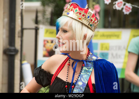 Vom 6. Juli 2019 - Oxford, UK-Madeleina Kay (EU Super Girl) Durchführung in Oxford für Europas Straße ausgeht, Cornmarket Street. Stockfoto