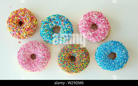 Sortierte Donuts. Bunte donuts Sortiment auf weißen Hintergrund. Ansicht von oben Stockfoto