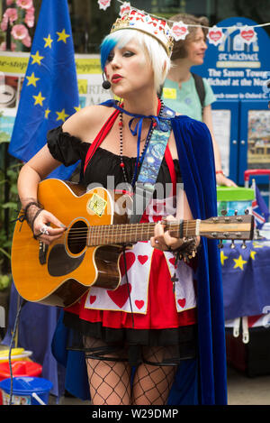 Vom 6. Juli 2019 - Oxford, UK-Madeleina Kay (EU Super Girl) Durchführung in Oxford für Europas Straße ausgeht, Cornmarket Street. Stockfoto