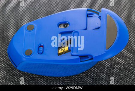 Batteriewechsel mit einem drahtlosen Computer Maus Stockfoto