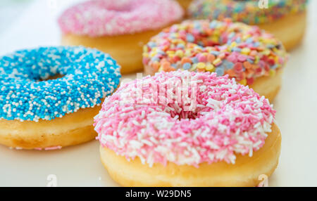 Donuts Sortiment. Pastellfarben Dekoration Donuts auf weißer Tisch. Detailansicht Stockfoto