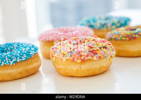 Donuts Sortiment. Pastellfarben Dekoration Donuts auf weißer Tisch. Detailansicht Stockfoto