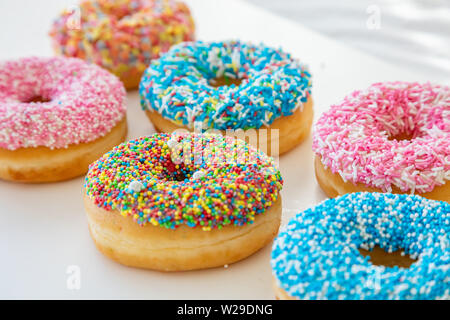 Donuts Sortiment. Pastellfarben Dekoration Donuts auf weißer Tisch. Detailansicht Stockfoto