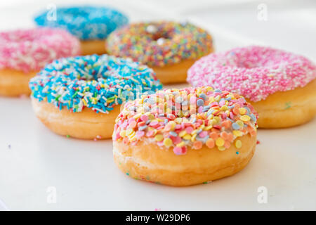 Donuts Sortiment. Pastellfarben Dekoration Donuts auf weißer Tisch. Detailansicht Stockfoto