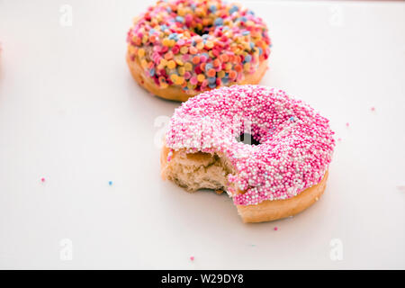 Delicious Doughnuts. Rosa und Pastellfarben Dekoration auf weiße Farbe, Hintergrund, Kopieren, Detailansicht Stockfoto