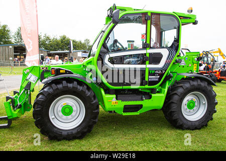 90 Kent County zeigen, Detling, 6. Juli 2019. Das neue grüne Merlo Traktor mit Gabeln auf dem Display. Stockfoto