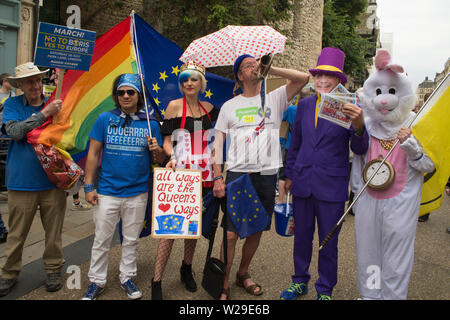 Vom 6. Juli 2019 - Oxford, UK-Mad Hatters Tea Party in Oxford für Europas Straße ausgeht, Cornmarket Street, einschließlich Joel Madeleina Baccas und Kay. Stockfoto