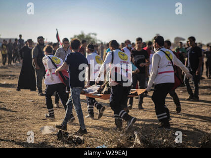Gaza, Palästina. 05. Juli, 2019. Palästinensische Demonstranten mit der israelischen Sicherheitskräfte während einer Demonstration für ein Ende der Belagerung des Gazastreifens auferlegt zusammengestoßen. Credit: Yousef Masoud/Pacific Press/Alamy leben Nachrichten Stockfoto