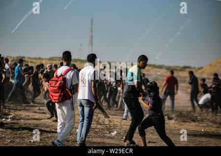 Gaza, Palästina. 05. Juli, 2019. Palästinensische Demonstranten mit der israelischen Sicherheitskräfte während einer Demonstration für ein Ende der Belagerung des Gazastreifens auferlegt zusammengestoßen. Credit: Yousef Masoud/Pacific Press/Alamy leben Nachrichten Stockfoto