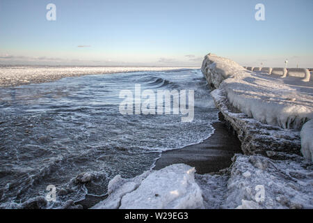 Winter auf den Großen Seen. Gefrorene Küste, Eis und Wellen entlang der Küste des Lake Huron in der Nähe von Port Sanilac, Michigan. Stockfoto