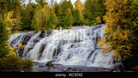 Michigan Herbstfarben. Panorama der wunderschönen Bond fällt in der Oberen Halbinsel von Michigan im Herbst Laub umgeben Stockfoto