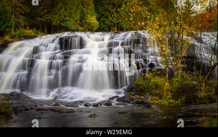 Michigan Herbstfarben. Panorama der wunderschönen Bond fällt in der Oberen Halbinsel von Michigan von Herbst Laub umgeben. Stockfoto