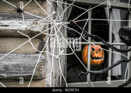 Halloween Hintergrund. Jack O Lantern und Spinnennetz Dekorationen an der Außenwand von zu Hause. Stockfoto