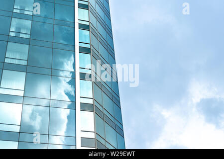 Perspektive und Unterseite Winkel zur strukturierten Hintergrund der modernen Glasgebäude Wolkenkratzer mit bewölktem Himmel Stockfoto