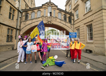 Vom 6. Juli 2019 - Oxford, UK-Mad Hatters Tea Party an der Seufzerbrücke, Oxford mit Madeleina Kay. Hertford Brücke, oft als "Die Seufzerbrücke', ist ein skyway verbindet zwei Teile von Hertford College in New College in Oxford, England. Stockfoto