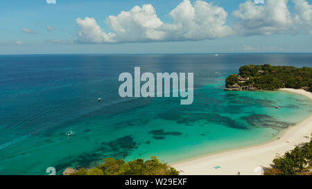 Sandstrand mit blauen Wasser im Tropical Resort Top View, Boracay, Philippinen. Meereslandschaft mit Strand auf der tropischen Insel. Sommer und Reisen Urlaub Konzept. Stockfoto