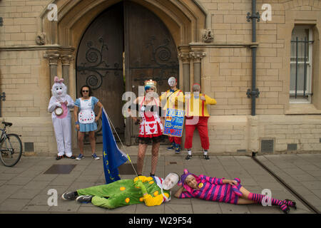 Vom 6. Juli 2019 - Oxford, UK - der Mad Hatter teap Partei posing außerhalb Balliol College, Oxford (wo Boris Johnson studierte) mit Madeleina Kay und Joel Baccas (Alice). Stockfoto