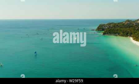 Tropischen weißen Sandstrand mit Segelyachten, hotels in der Nähe der blauen Lagune und Riff corall. Luftaufnahme, Boracay, Philippinen. Meereslandschaft mit Strand auf der tropischen Insel. Sommer und Reisen Urlaub Konzept. Stockfoto