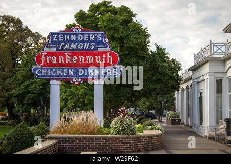 Frankenmuth, Michigan, USA - 9. Oktober 2018: Retro-Neonschild vor dem berühmten Zehnder's Restaurant in Frankenmuth Michigan. Stockfoto