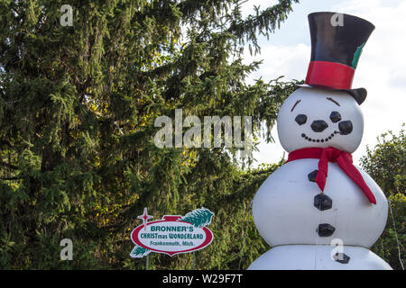 Frankenmuth, Michigan, USA - Oktober 9, 2018: Riesige schneemann Statue außerhalb der Bronner's Christmas Wonderland in Frankenmuth. Stockfoto