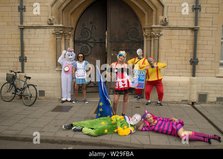 Vom 6. Juli 2019 - Oxford, UK - der Mad Hatter teap Partei posing außerhalb Balliol College, Oxford (wo Boris Johnson studierte) mit Madeleina Kay und Joel Baccas (Alice). Stockfoto