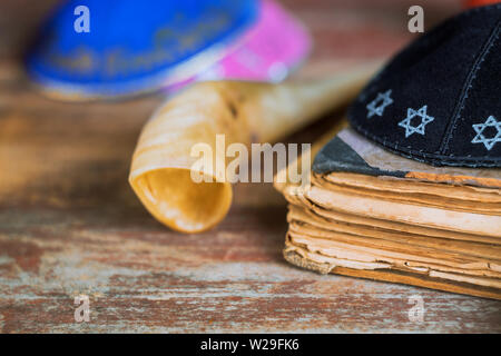 Yom Kippur, Rosch Haschana Hashana jüdische neue Jahr, Shemini Atzeret Shmini Atzeret und Simchat Tora Urlaub mit Posaune Horn mit religiösen heiligen Gebetes Buch Stockfoto