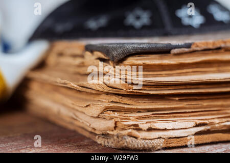 Jüdische Religion Gebetbuch mit kippa auf Holz- Hintergrund. Stockfoto