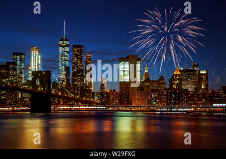 Brooklyn Bridge und die Skyline von Manhattan beleuchtete zu tollen Feuerwerk in Independence day New York City Stockfoto