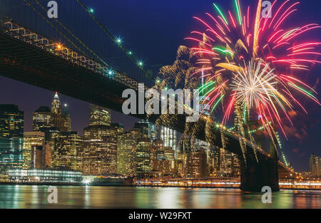 Bunte urlaub Feuerwerk Panorama New York City Manhattan Downtown Skyline bei Nacht mit Wolkenkratzern und Brooklyn Bridge in Independence day Stockfoto