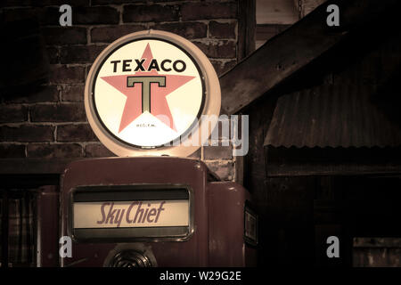 Frankenmuth, Michigan, USA - 9. Oktober 2018: Retro Texaco-Gaspumpe mit Leuchtgasglobus. Stockfoto