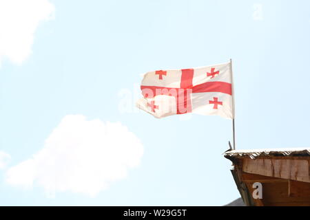 In Georgien Die winkende verschwommen Flagge in den Himmel Stockfoto