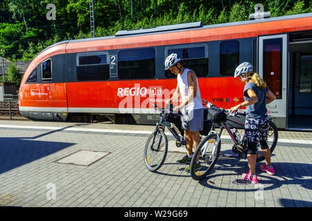 Zwei Biker auf dem Bahnsteig, Deutsche Bahn VVO, Regionalzug Sachsen Deutschland Bahn Fahrrad Tal der Elbbahn Nahverkehrszug Stockfoto