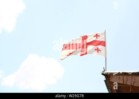 In Georgien Die winkende verschwommen Flagge in den Himmel Stockfoto